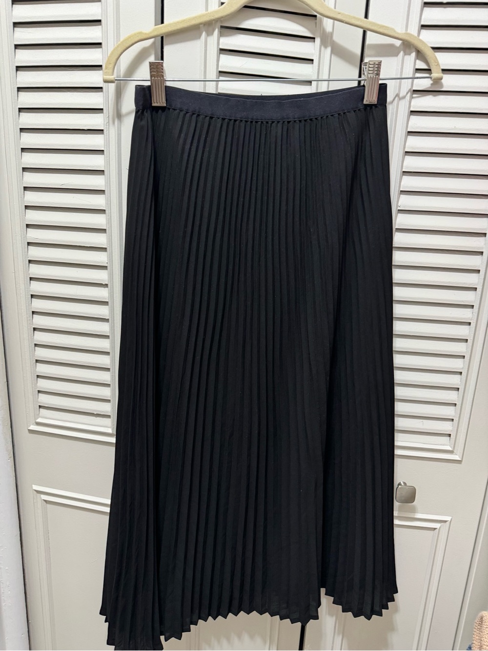 Aritzia Babaton Classic Black Pleated Midi Skirt